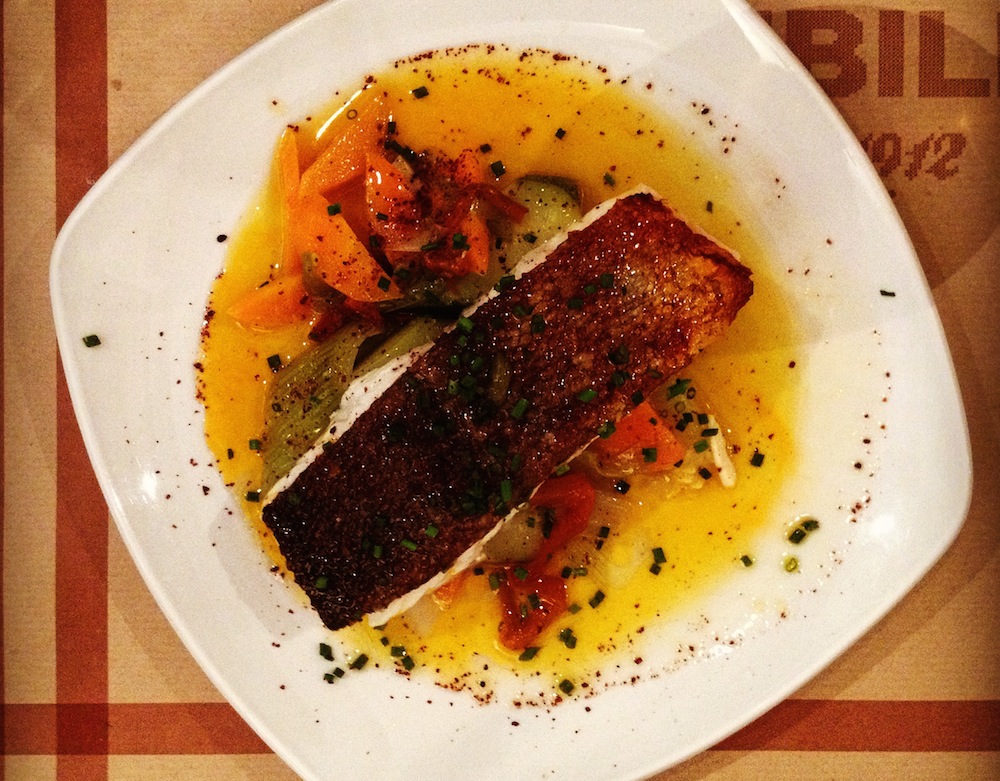 ¿Buscas dónde comer en Barcelona? Nos encanta La Pubilla de Gracia. Gran valor, platos tradicionales pero ligeramente creativos, ¡un favorito del vecindario!