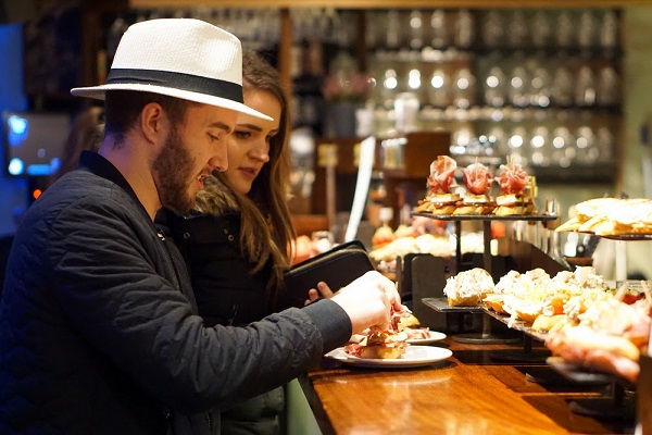 Hay muchos bares de pintxos animados cerca de los mejores hoteles boutique en San Sebastián.