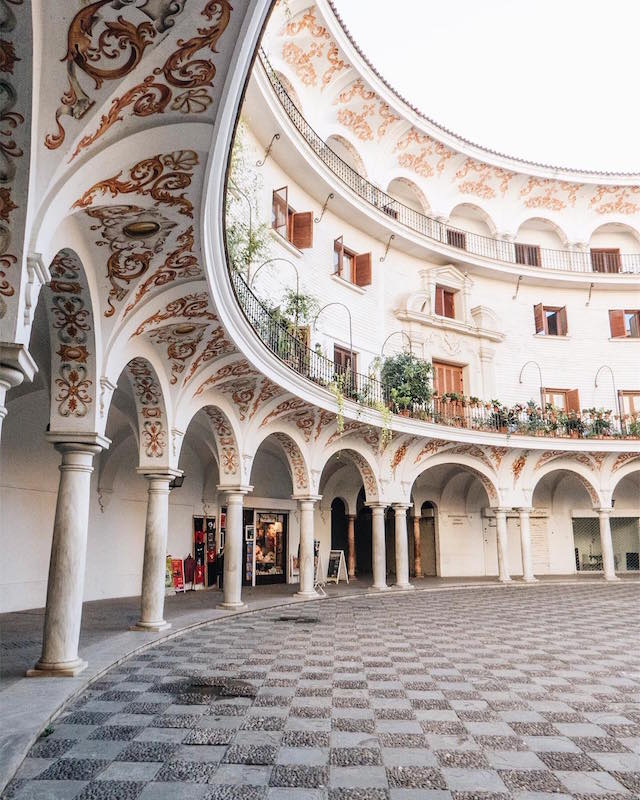 ¡El mercado de coleccionistas en la Plaza del Cabildo es una de las cosas más singulares que hacer en Sevilla un domingo!