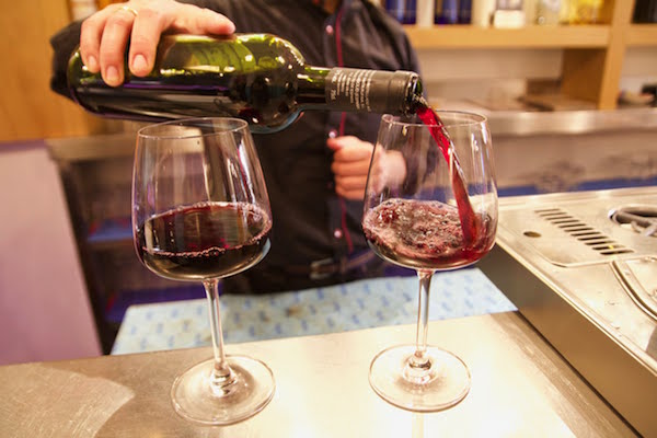 ¡Nos encanta el ambiente en Essencia, uno de nuestros bares de vinos favoritos en San Sebastián!