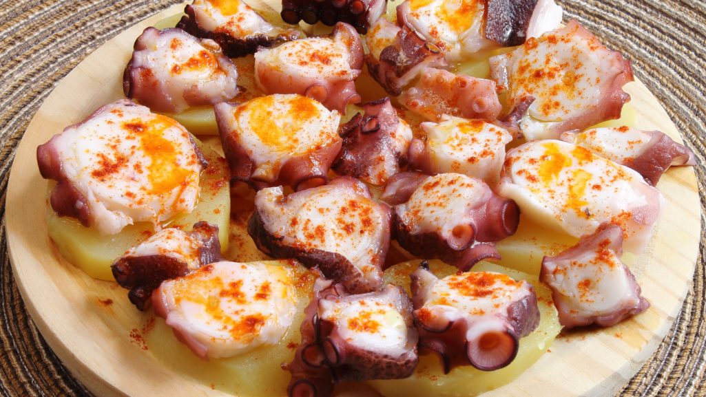 Casa Maruxo es una gran opción para quien busca dónde comer en el barrio de San Sebastián Amara, principalmente por este plato de trozos de pulpo, hervido, bañado en pimentón y servido sobre una cama de patatas.