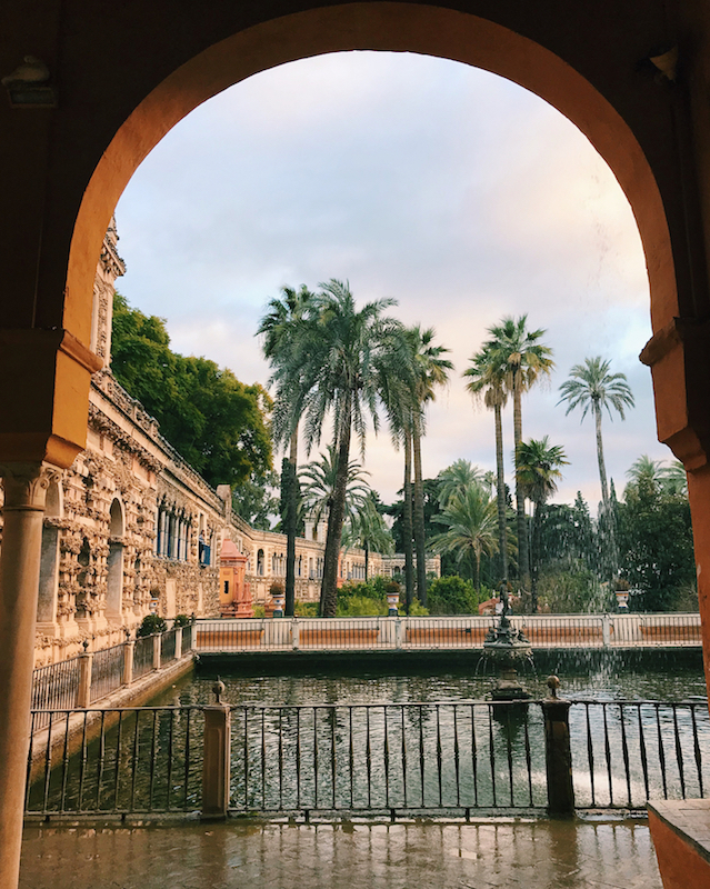Visitar un hermoso espacio verde, como los jardines del Real Alcázar, ¡es el plan perfecto para visitar Sevilla un domingo!