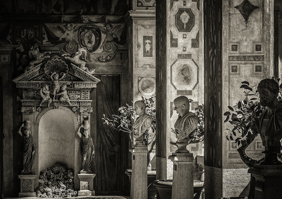 El patio interior del Palazzo Altems, una de las mayores joyas escondidas de Roma fuera de los caminos trillados.