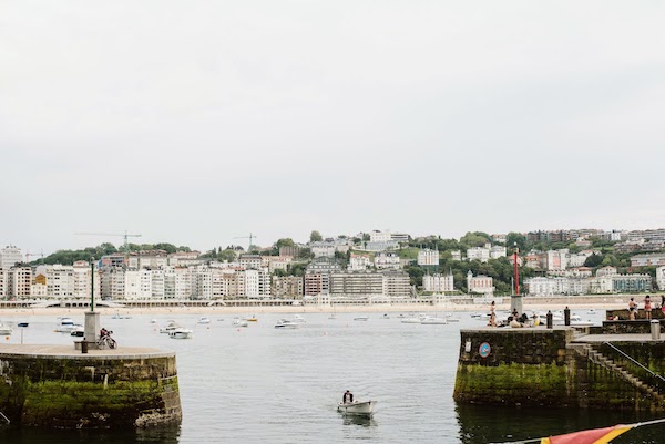 Barcos en el puerto deportivo de San Sebastián, España