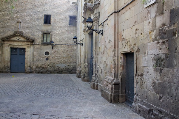 Visite la Plaça de Sant Felip Neri en su recorrido a pie autoguiado por Barcelona.