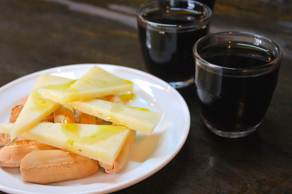 ¡Ningún recorrido por los bares históricos de Sevilla estaría completo sin un vino de naranja en Taberna Alvaro Peregil!