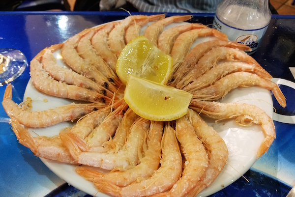 Si te preguntas dónde comer temprano en Barcelona, ¡te recomendamos probar el pescado más fresco de la ciudad en Botafumeiro!