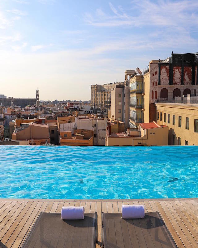 Una de nuestras mejores opciones para piscinas en la azotea en Barcelona es definitivamente el Skybar en la parte superior del Grand Hotel Central. ¡Solo mira esos comentarios!