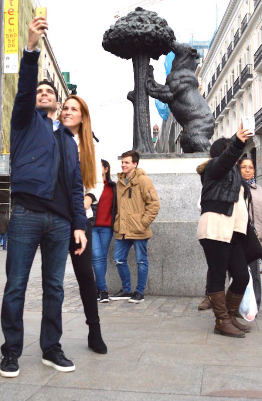 ¡La estatua del oso en Sól es una visita obligada durante tus 10 días en Madrid!