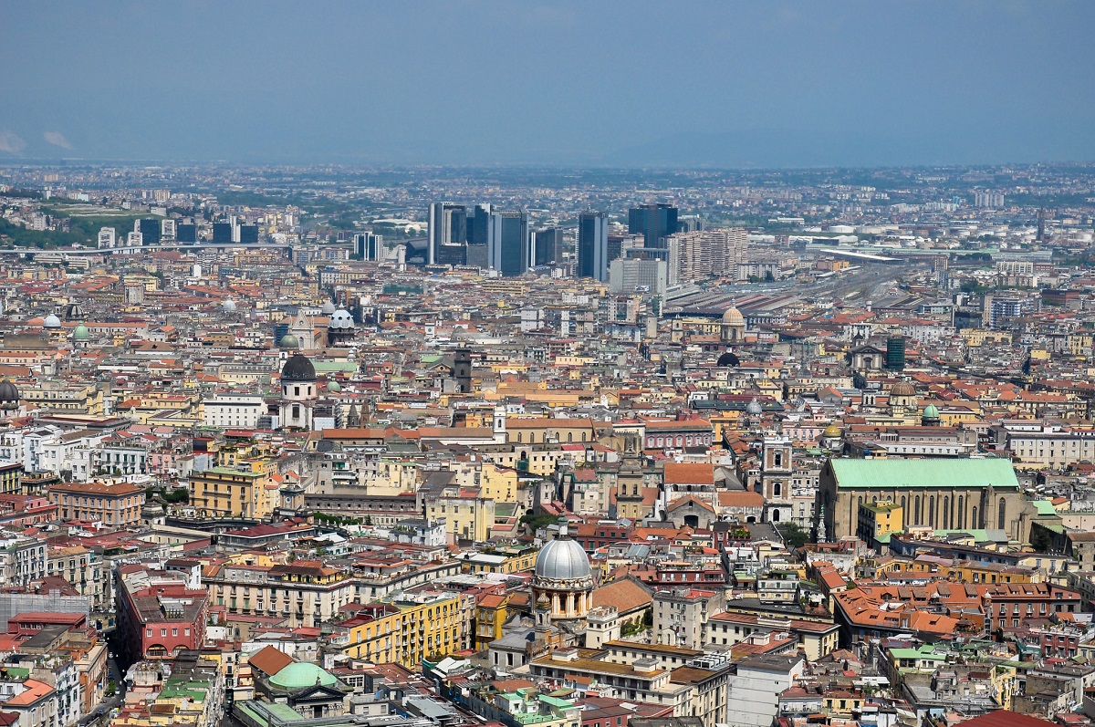 Barrio Spaccanapoli en Nápoles desde arriba y horizonte