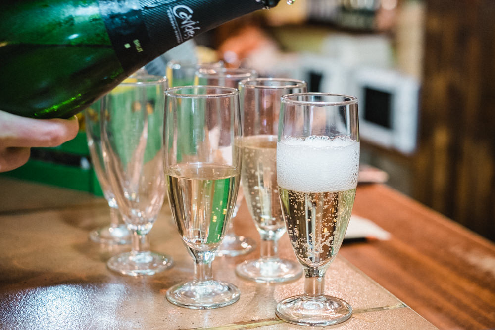 Si quieres beber vino como un barcelonés, ¡entonces tienes que probar el cava!