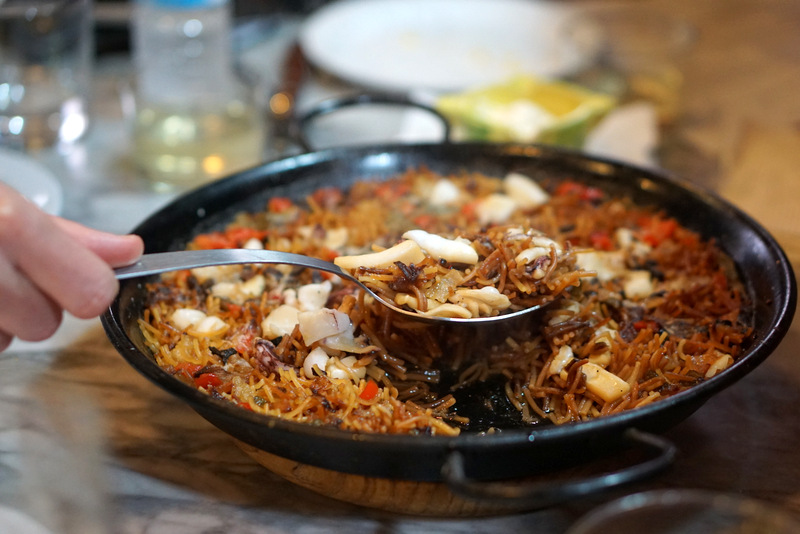 ¿Te estás preguntando qué comer en Barcelona? ¡Prueba Amazing fideuá, la prima de la paella en Barcelona, en nuestro tour gastronómico Sabores, Tapas y Tradiciones de Barcelona! ¡Descubre todas las comidas increíbles para probar mientras estás aquí! ¡Este es el mejor consejo para una guía de viaje de Barcelona!
