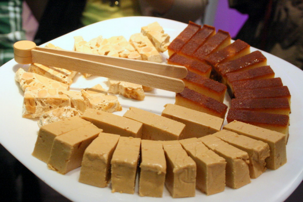 A la hora de comer con alergias en Barcelona, aléjate del turrón si eres alérgico a los frutos secos.
