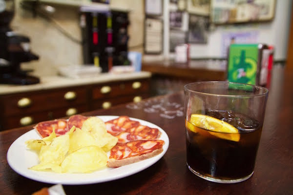 Bar El Comercio es uno de nuestros bares favoritos en Sevilla por muchas razones. ¡Dos de ellos son excelentes churros y delicioso vermú!