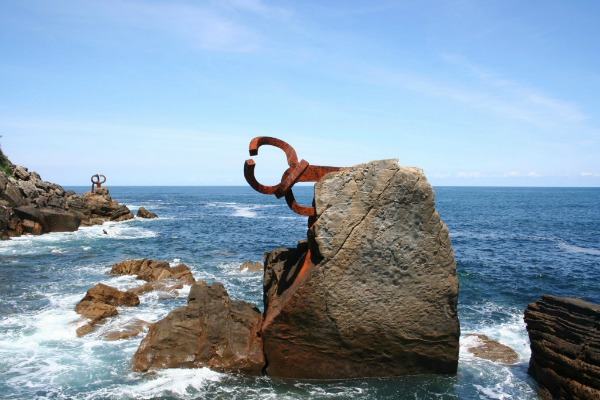 El Peine del Viento es una escultura de metal en el mar, y es una de nuestras cosas favoritas para ver en San Sebastián.
