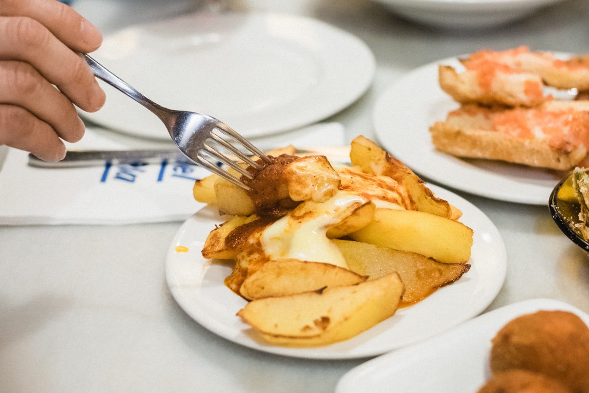 ¡Asegúrate de visitar el Bar del Pla si estás buscando un lugar para comer en Barcelona y probar algunas de las tapas más populares de Barcelona! ¡Comer es una de las mejores cosas que hacer en el Born!