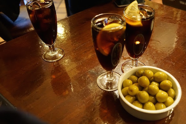 ¡Prueba las famosas aceitunas de España en nuestro tour de comida vegetariana en Madrid!