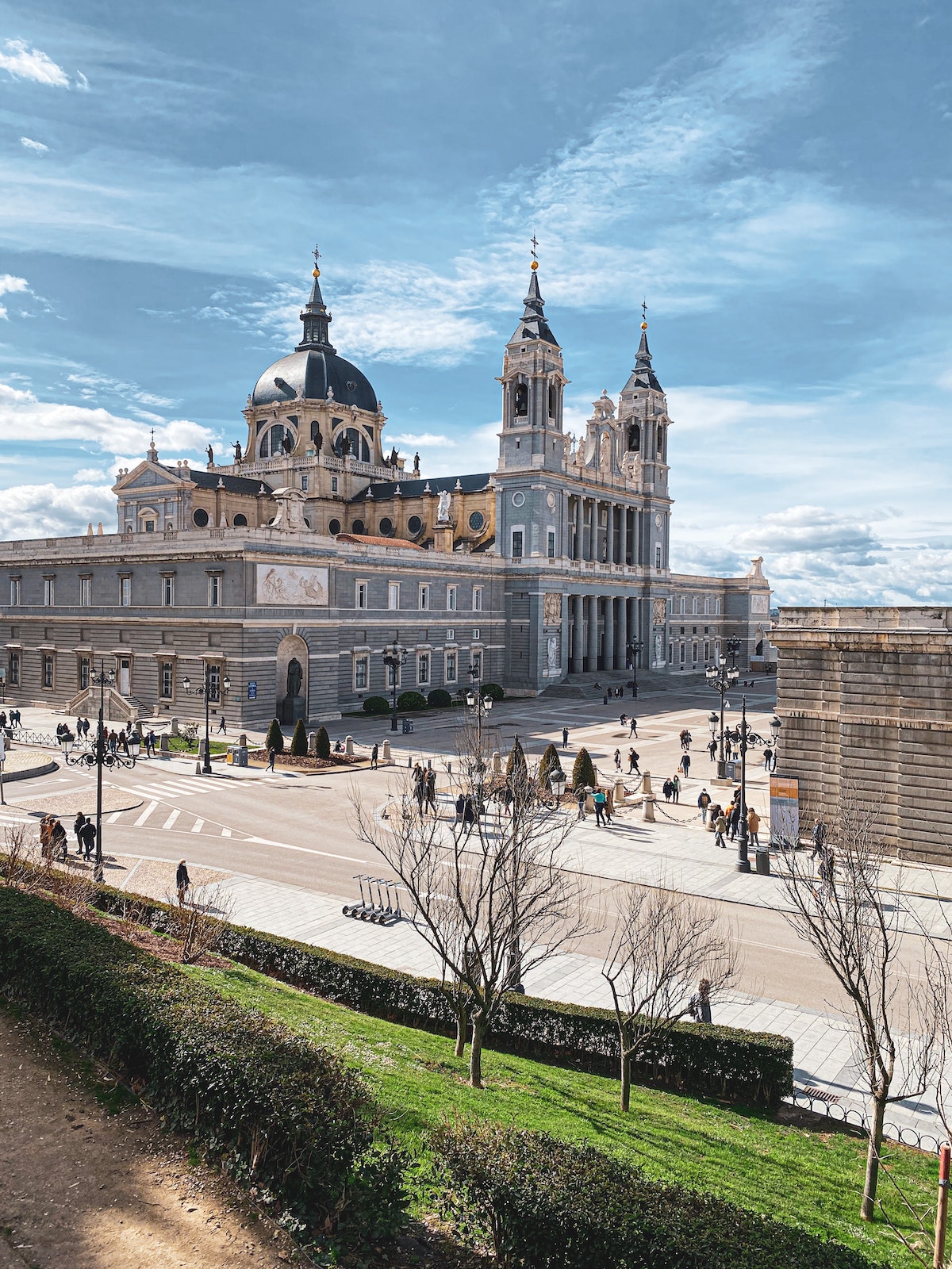 Una vista de una elaborada catedral en un día soleado.