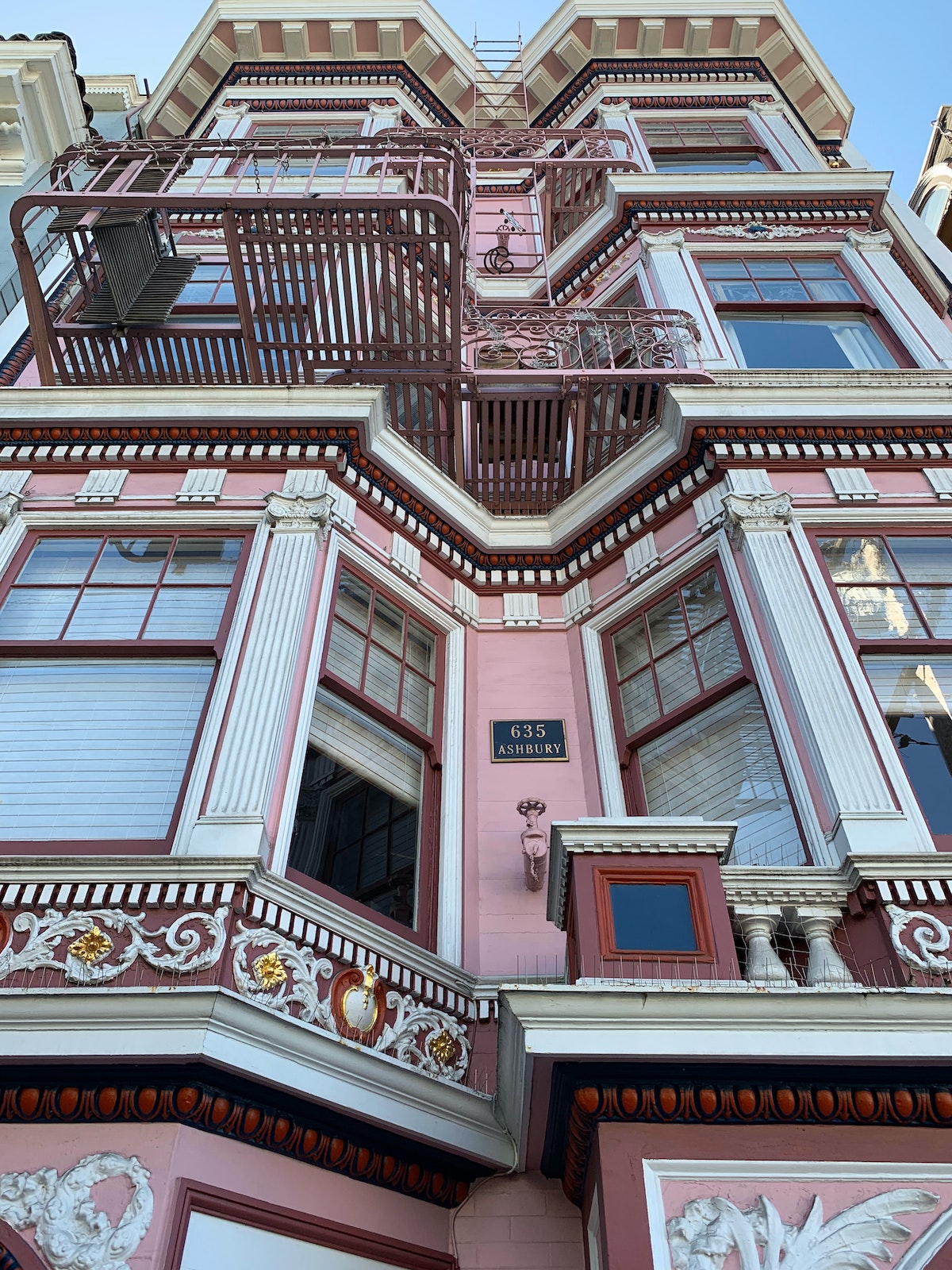 Detalles arquitectónicos de la casa de Janis Joplin, arquitectura de estilo victoriano rosa con decoración intrincada