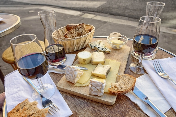 Un aperitivo en Roma no está completo sin comida. ¡Pásame el queso, por favor!