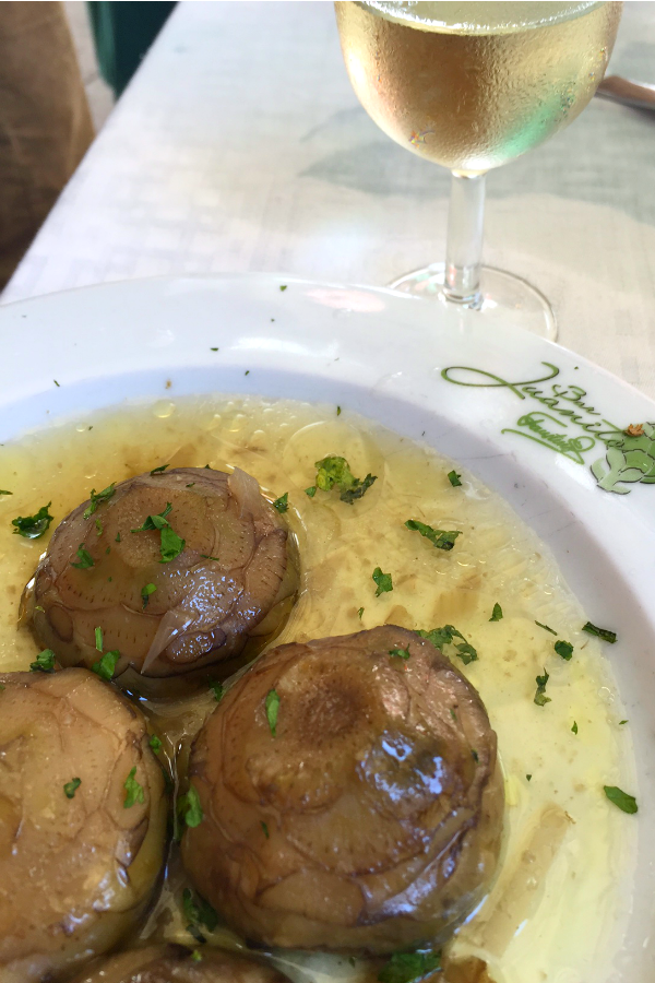 Uno de nuestros bares de tapas favoritos en Jerez, las alcachofas son la especialidad del Bar Juanito.