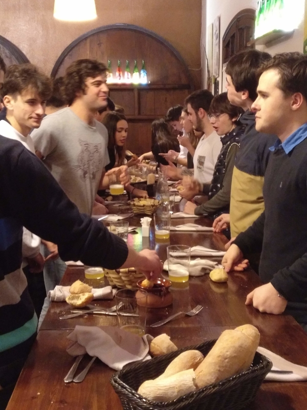 Una visita a una sidrería vasca no es lo mismo sin una buena cuadrilla o grupo de amigos.