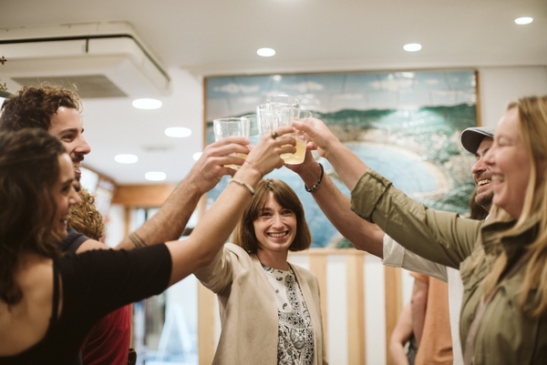 La sidra vasca es una bebida hecha para compartir entre amigos.