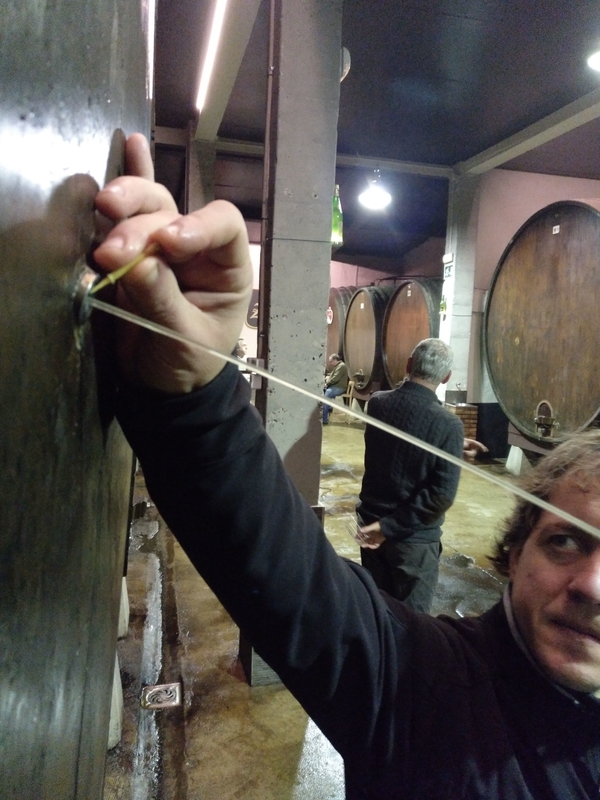 Mientras bebe sidra vasca, asegúrese de escuchar una llamada "txotx" en una sidrería tradicional. ¡Esto significa que es hora de beber!