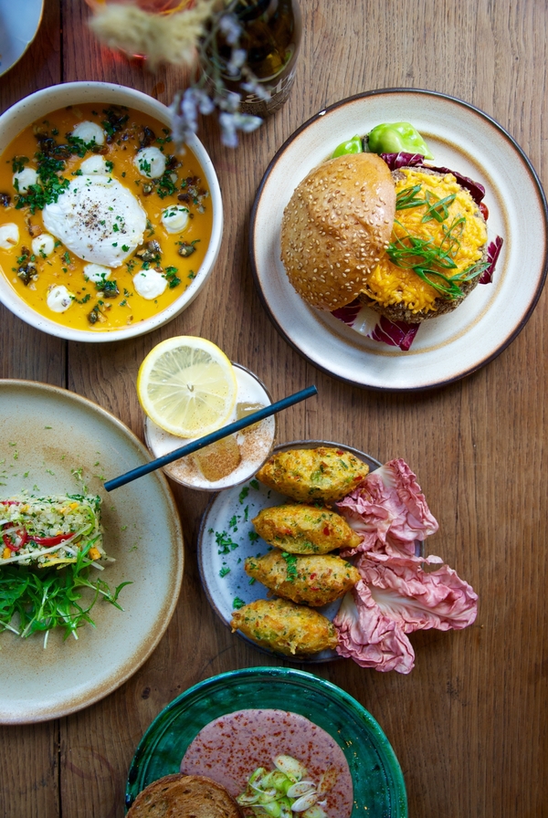 Floréal Belleville es uno de los mejores restaurantes de Belleville para los amantes de la comida y del arte.