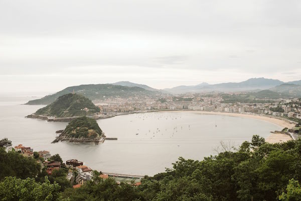 ¡Una de las formas más divertidas de practicar un viaje responsable en San Sebastián es salir a la naturaleza! 