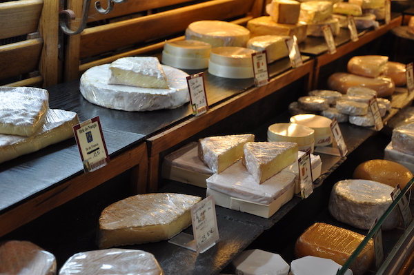 Una selección de quesos en la tienda Androuet de París