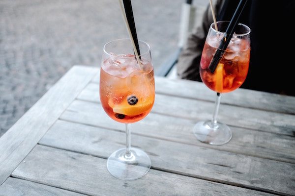 Vitti es una de nuestras mejores opciones para comer en Roma en agosto solo para los spritzes de Aperol.