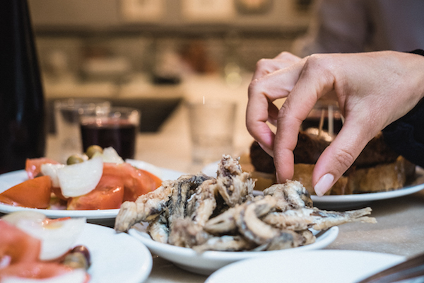 ¿Te preguntas dónde comer cerca de la playa de la Barceloneta? ¡Nos encanta el marisco en Restaurante Barceloneta!
