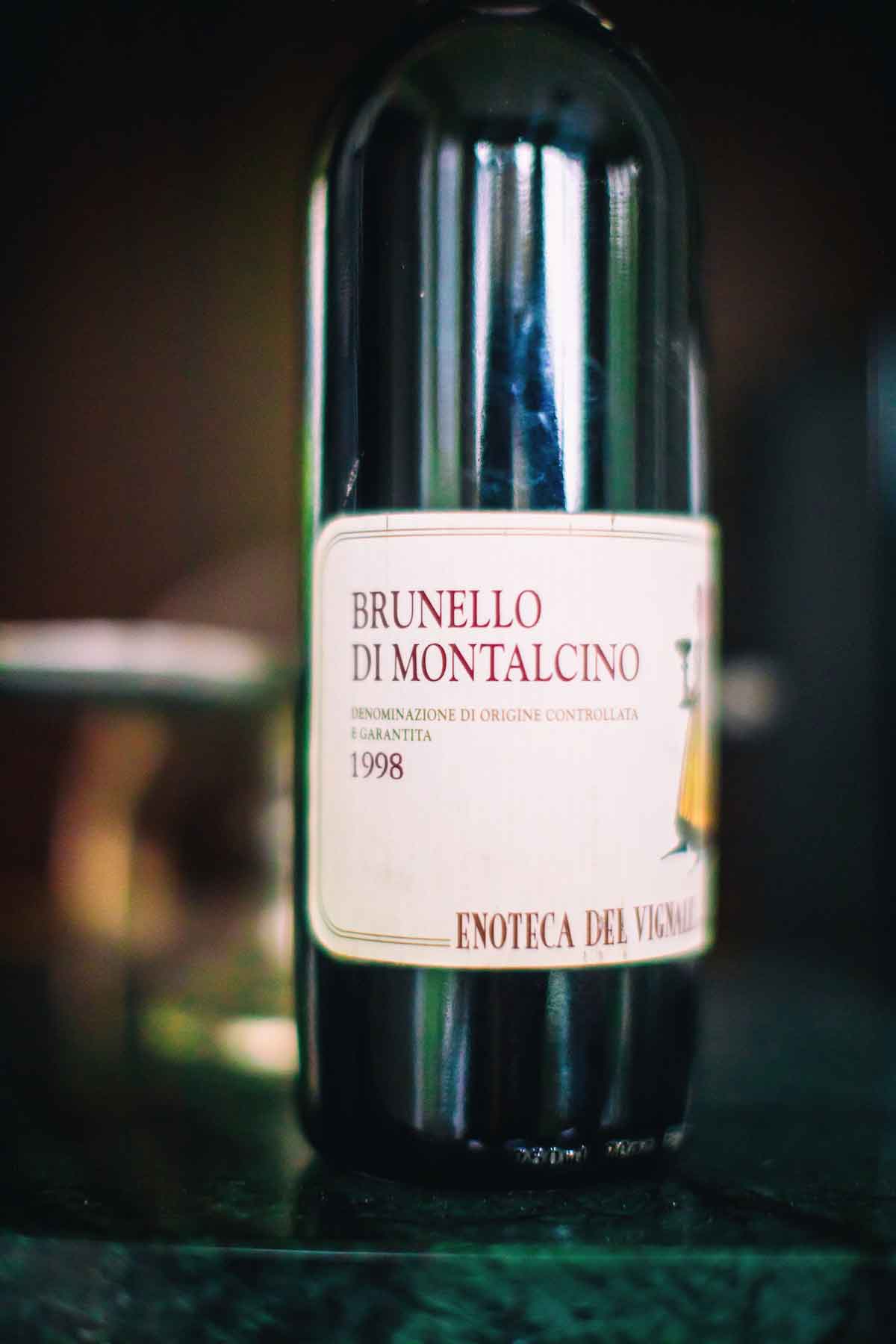 Primer plano de la etiqueta de una botella de vino Brunello di Montalcino de 1998