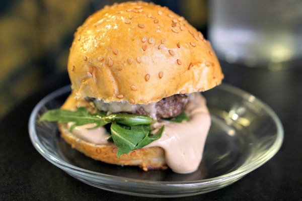 Oval es uno de tus lugares favoritos para comer temprano en Barcelona. ¡Sus hamburguesas son increíbles!
