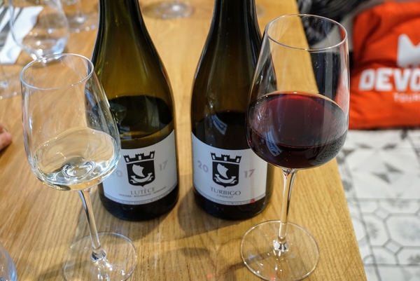 Les Vignerons Parisiens es una de nuestras bodegas urbanas favoritas en París.