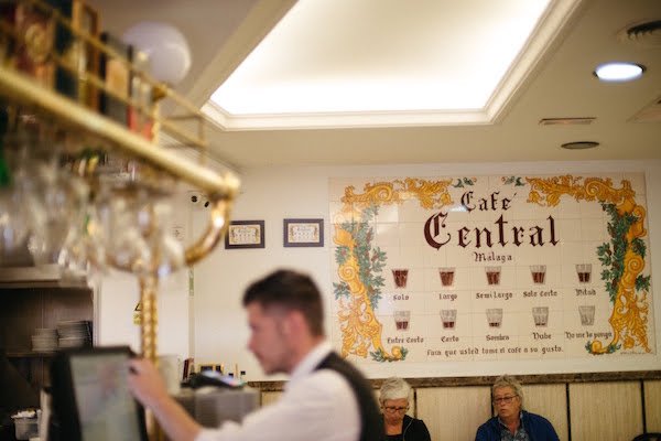 Málaga es uno de los lugares más singulares para tomar café en España. ¡Tienen una forma completamente diferente de pedirlo!