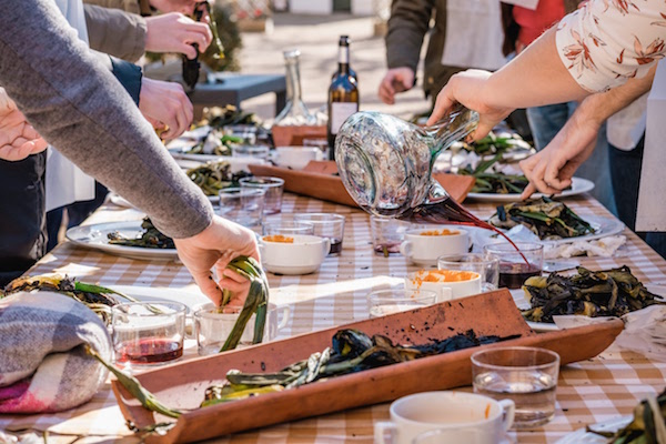 El Jardí de l'Àpat es una de nuestras opciones favoritas para cenar cerca del Park Güell. ¡No te pierdas los calçots!
