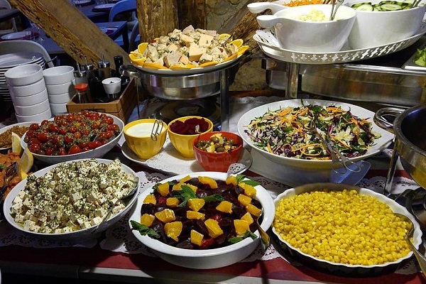 Si está buscando comida barata en Lisboa, Rosa da Rua ofrece un excelente buffet de todo lo que pueda comer, como se muestra aquí.