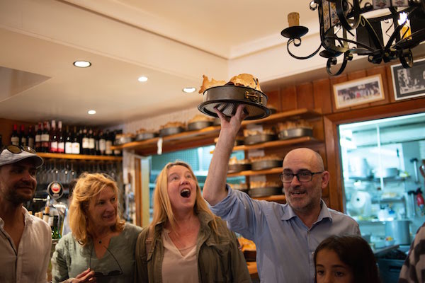 La Viña, uno de nuestros bares históricos favoritos en San Sebastián, también sirve algunas de las mejores tartas de queso de la ciudad, ¡quizás incluso de toda España!