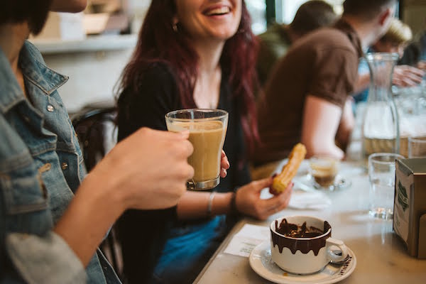 Una de las cosas más sencillas que hacer en Sevilla en noviembre: ¡relájate con una taza de café y comida dulce en un café local!