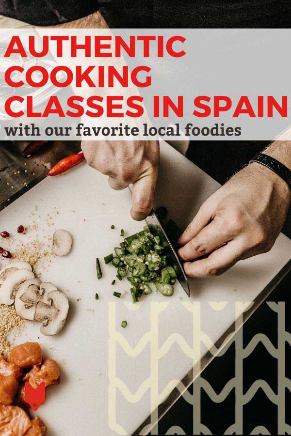El txakoli es el número uno en nuestra lista de vinos para pedir en San Sebastián. Un favorito regional, ¡te será difícil encontrarlo fuera del País Vasco!
