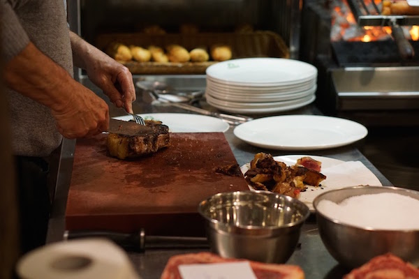 Si visitas San Sebastián en julio y te encanta comer, ¡estás de suerte! El Basque Culinary Center ofrece clases y talleres de cocina únicos durante todo el mes.