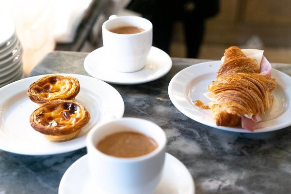 Café, tartaletas y bocadillo de croissant