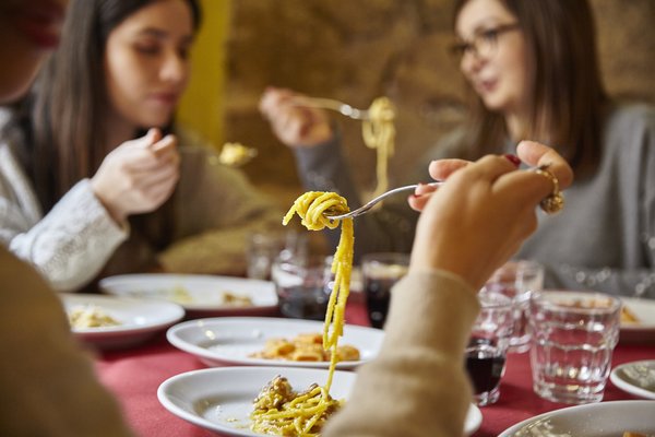 Comer pasta en una trattoria es una excelente manera de mantener bajo el costo de la comida del día en Roma.