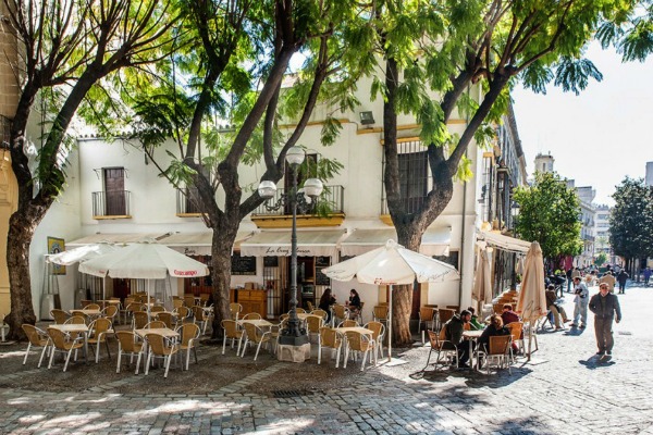 Si no sabes dónde comer en Jerez, prueba La Cruz Blanca. Situado en una calle peatonal, su terraza es una de las mejores.