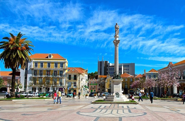 Un viaje de un día a Setúbal es una gran oportunidad para explorar las hermosas plazas de la ciudad.