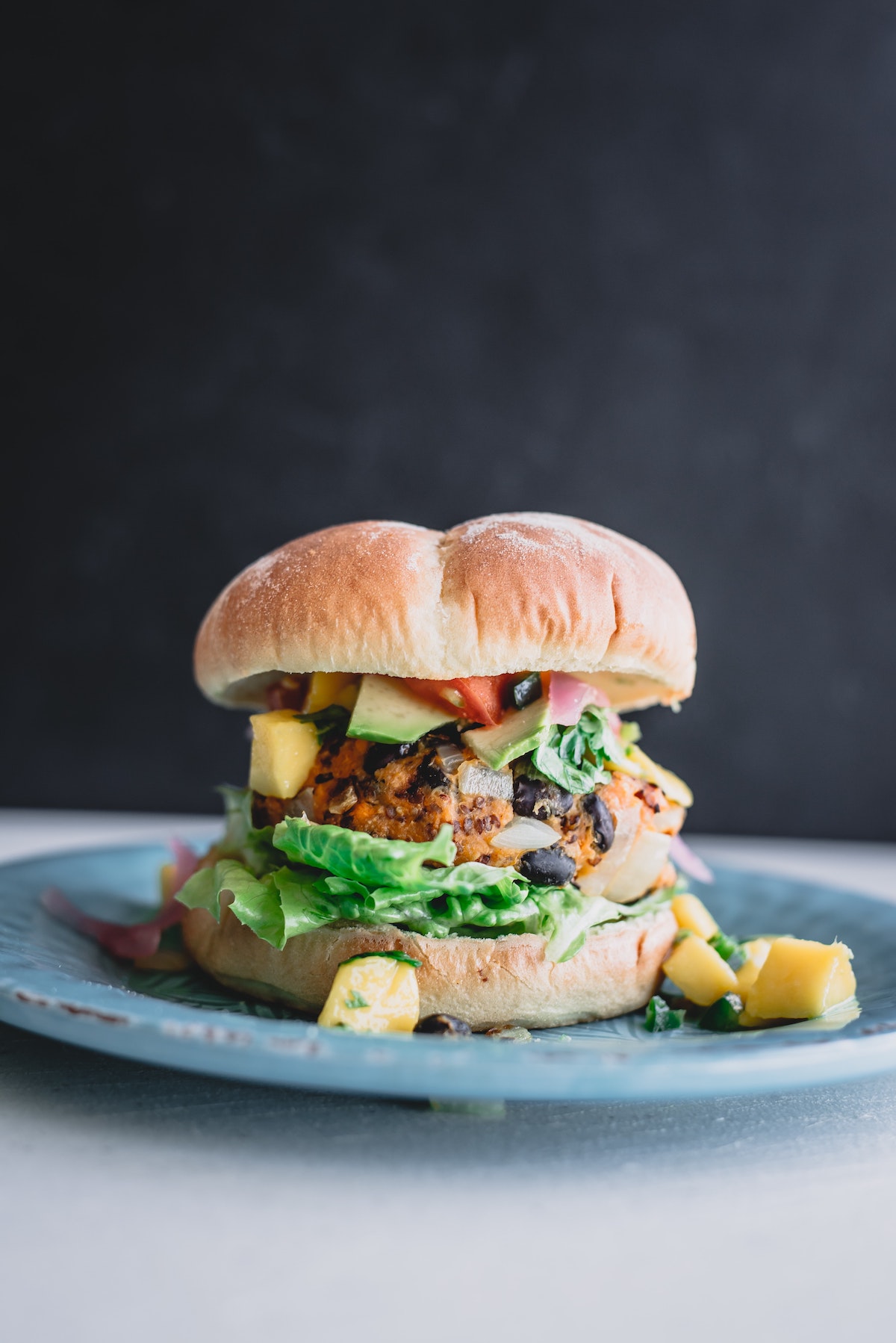 Primer plano de una hamburguesa vegana