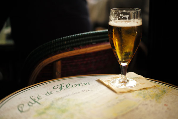 Cerveza en la mesa del bistró en París