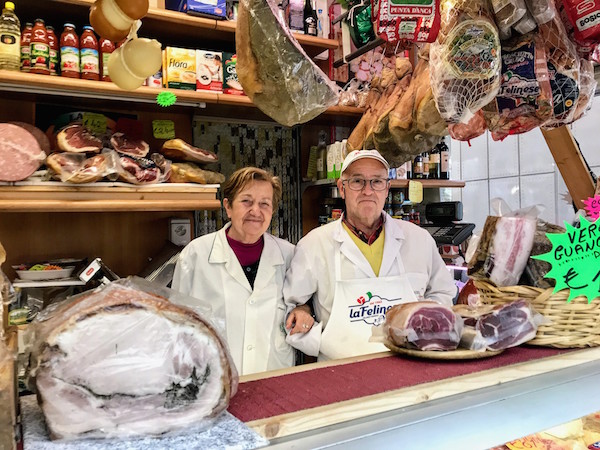 Enzo y Lina en su puesto de mercado en Roma
